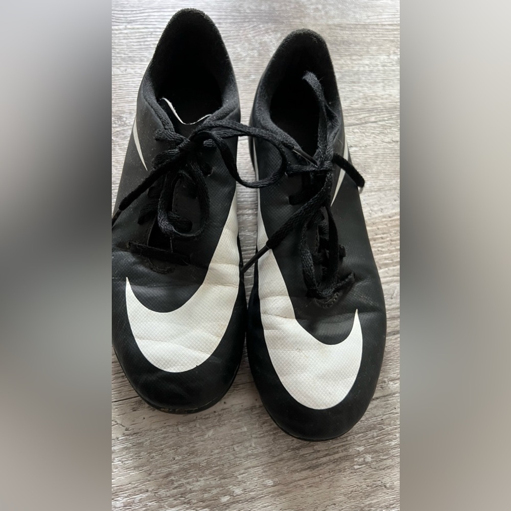 Nike soccer cleats size 4 gently worn gently  worn